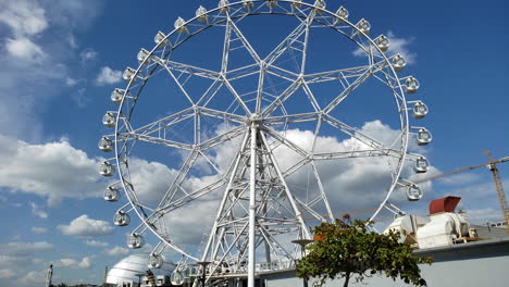 Big-ferris-wheel-rotating-in-the-day