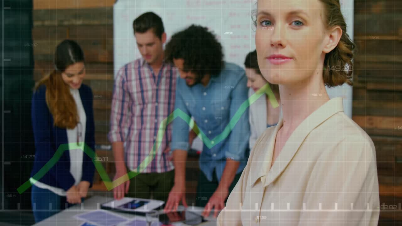 animación del procesamiento de datos financieros sobre diversas personas de negocios en la oficina