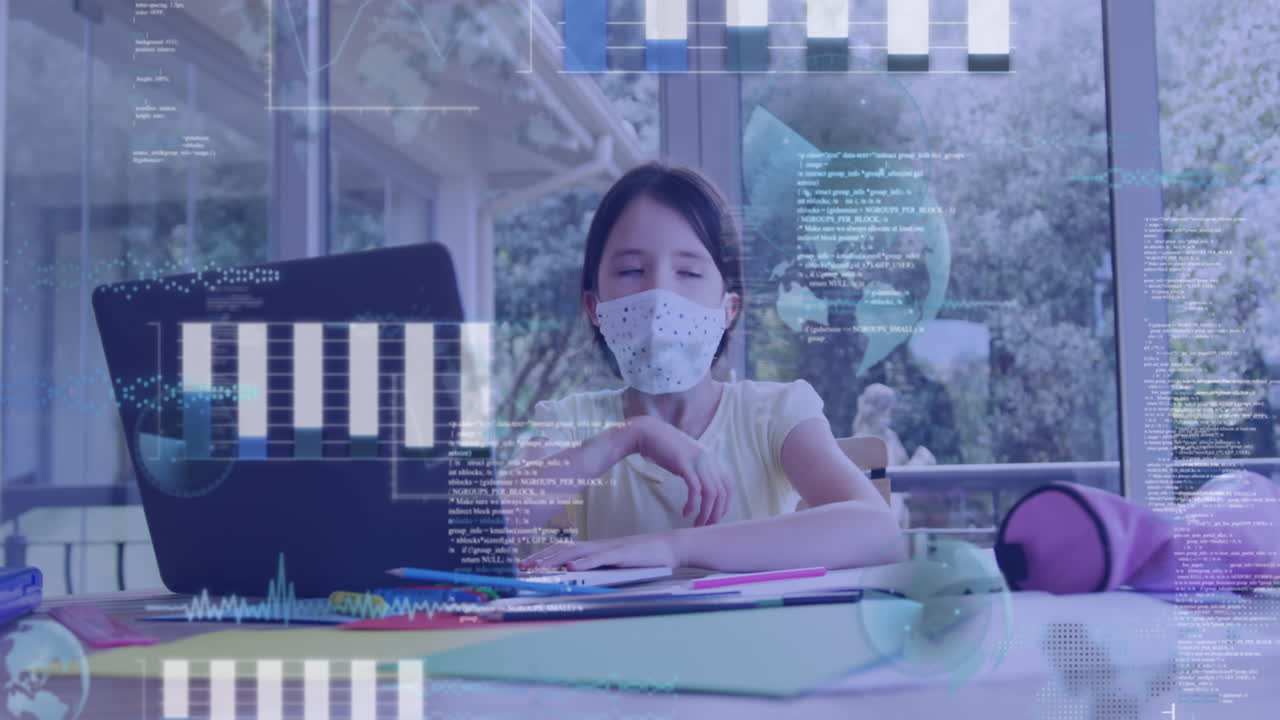 노트북을 사용하여 얼굴 마스크를 쓴 백인 소녀에 대한 데이터 처리 애니메이션