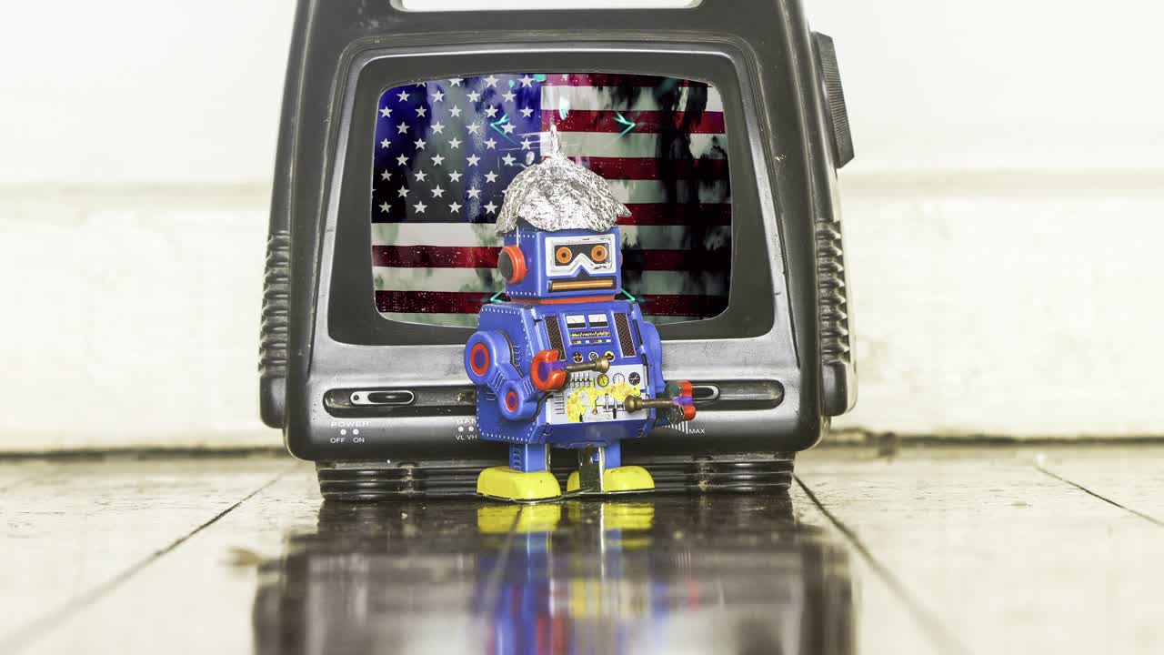 el loco bot del sombrero de aluminio habla de sus teorías de conspiración