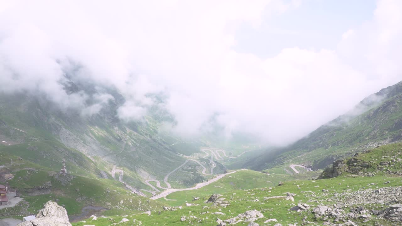 트라스파가라산 (transfagarasan) 은 루마니아의 카르파티아 산맥을 가로지르는 세계에서 가장 화려한 산악 도로 중 하나입니다.