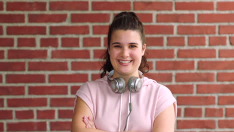 Retrato-De-Una-Estudiante-Confiada-Con-Brazos