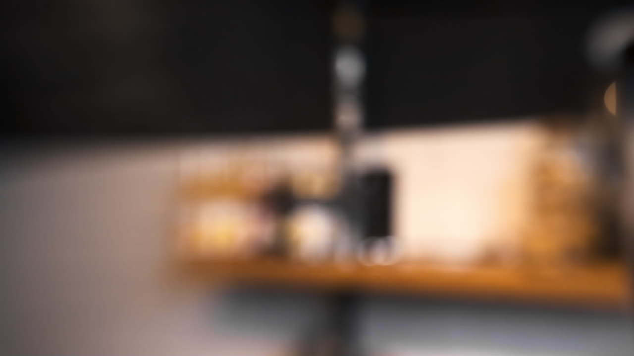 Vista de uma cafeteira com grãos de café em um café no centro antigo de Brasov, Romênia