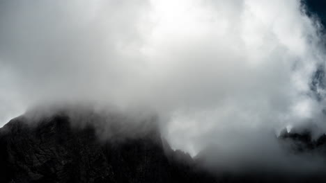 lapso de tiempo de las nubes sobre los picos de las montañas del parque nacional de las cascadas del norte, estado de washington, ee.uu.