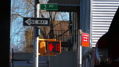 Cuenta-Regresiva-Del-Semáforo-Peatonal,-Rojo,-Blanco,-Señal-Unidireccional,-4k-60p-Durante-El-Día,-Brooklyn-New,-Ciudad-De-York