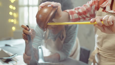 niños caramelizando peras en sartén durante la lección de cocina
