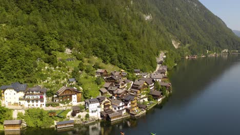 vista panorámica de las casas tradicionales junto al lago hallstatt en el pueblo de montaña austriaco