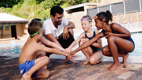 entrenador masculino y sus estudiantes formando handstack
