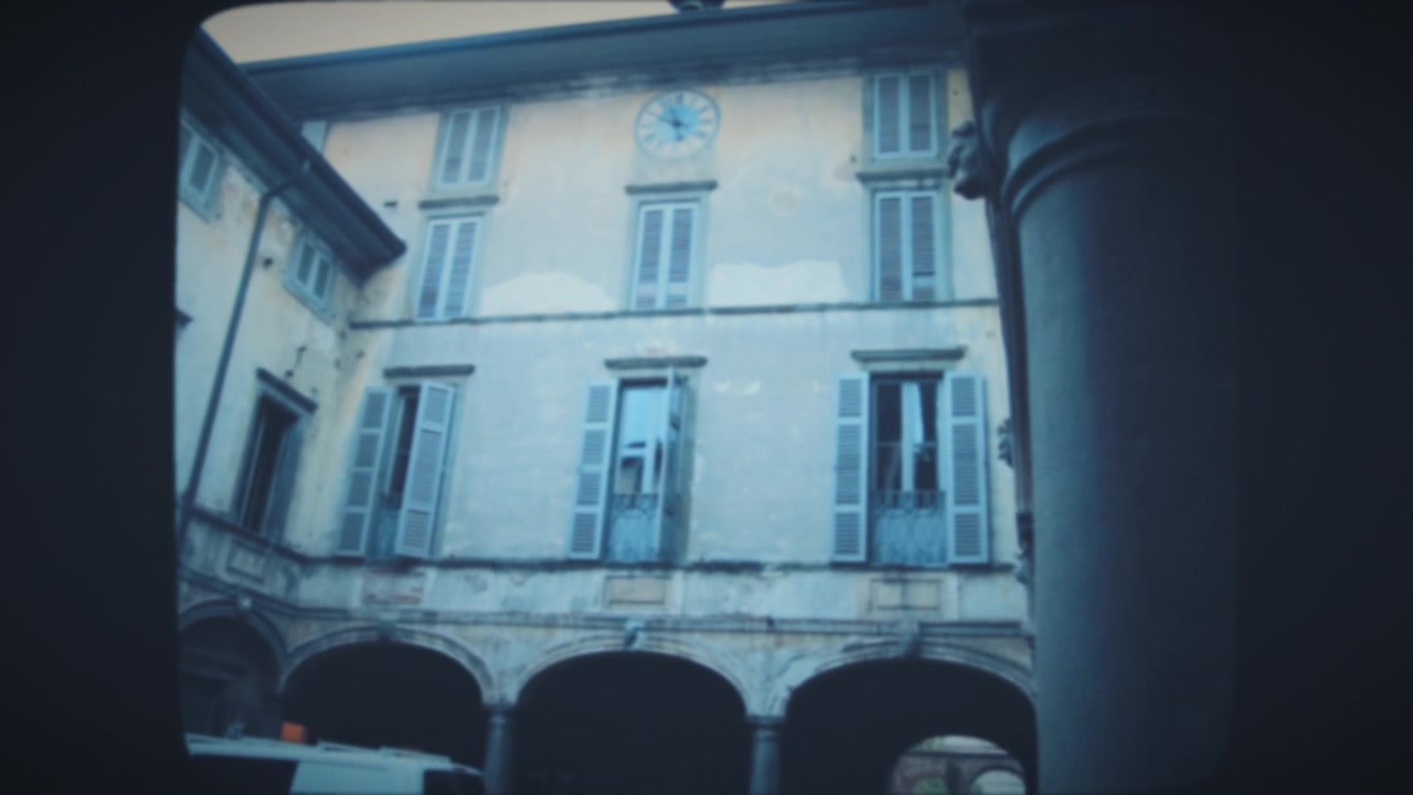 Tipico cortile di città antica con grandi archi