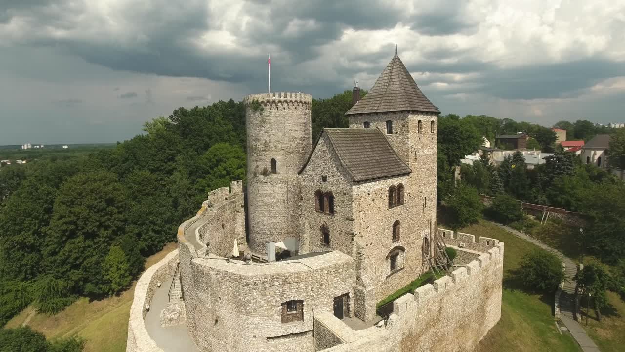 toma aérea dinámica del antiguo castillo medieval en europa 4k