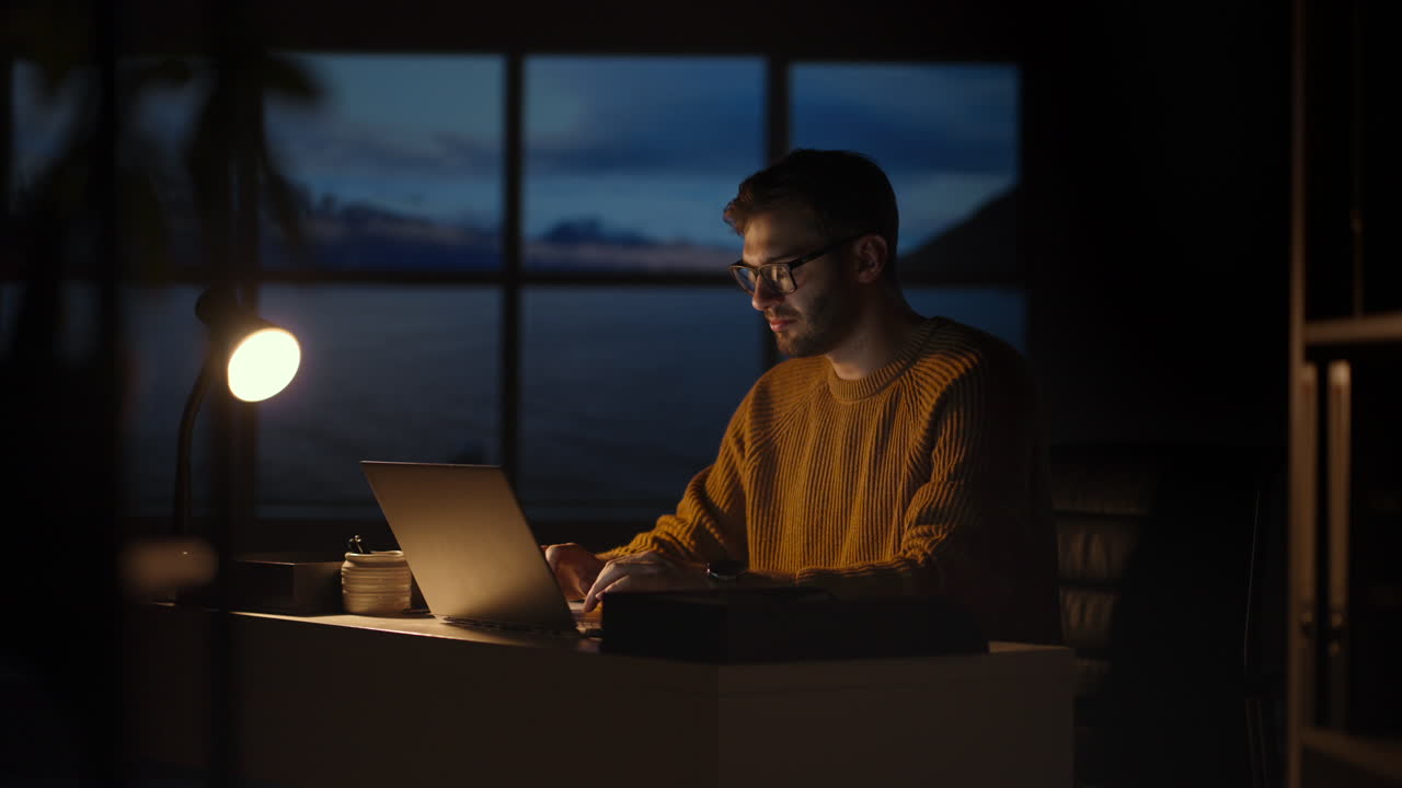 joven grabando un mensaje de reconocimiento de voz en un altavoz. empresario que usa una aplicación de asistente virtual establece un recordatorio en su teléfono inteligente por la noche oficina en casa. concepto de tecnología de asistencia digital y móvil