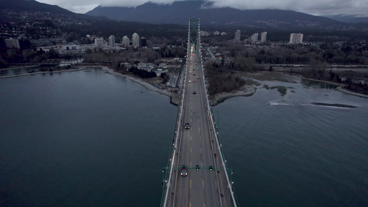 increíble vuelo sobre el puente lions gate con montaña en el fondo, vancouver en canadá