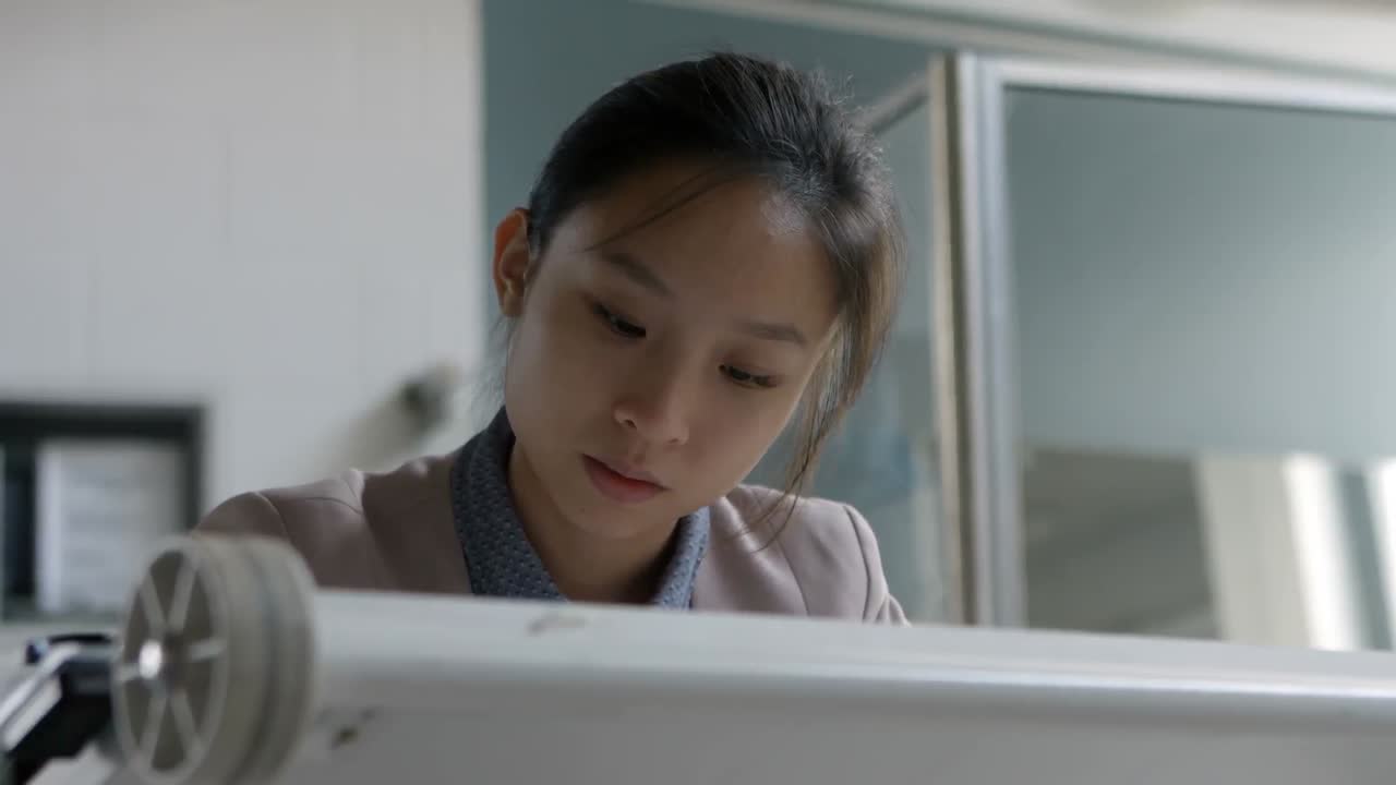 사무실에서 일하는 여성 임원 4k