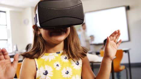 Mädchen-Benutzt-Virtual-Reality-Headset-Im-Klassenzimmer