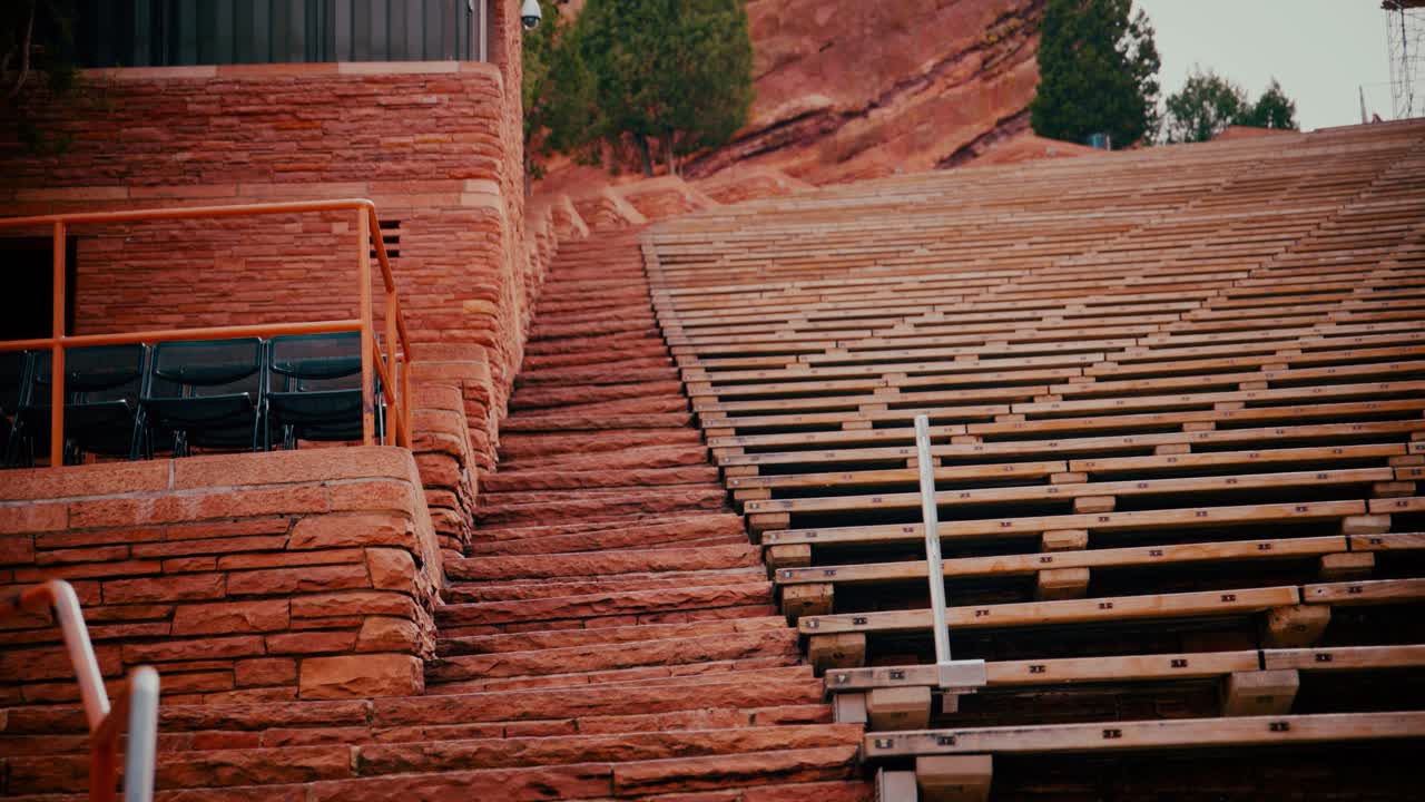 tiro en el anfiteatro de rocas rojas de los escalones que conducen al lado sur del lugar