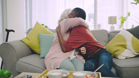 abrazo, desayuno y mujer con una mujer mayor
