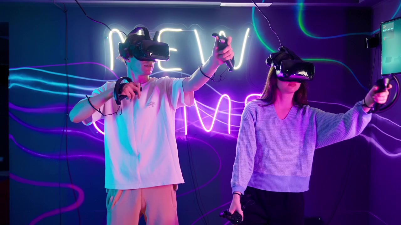 Giovani che giocano a un gioco di realtà virtuale in una sala giochi illuminata al neon