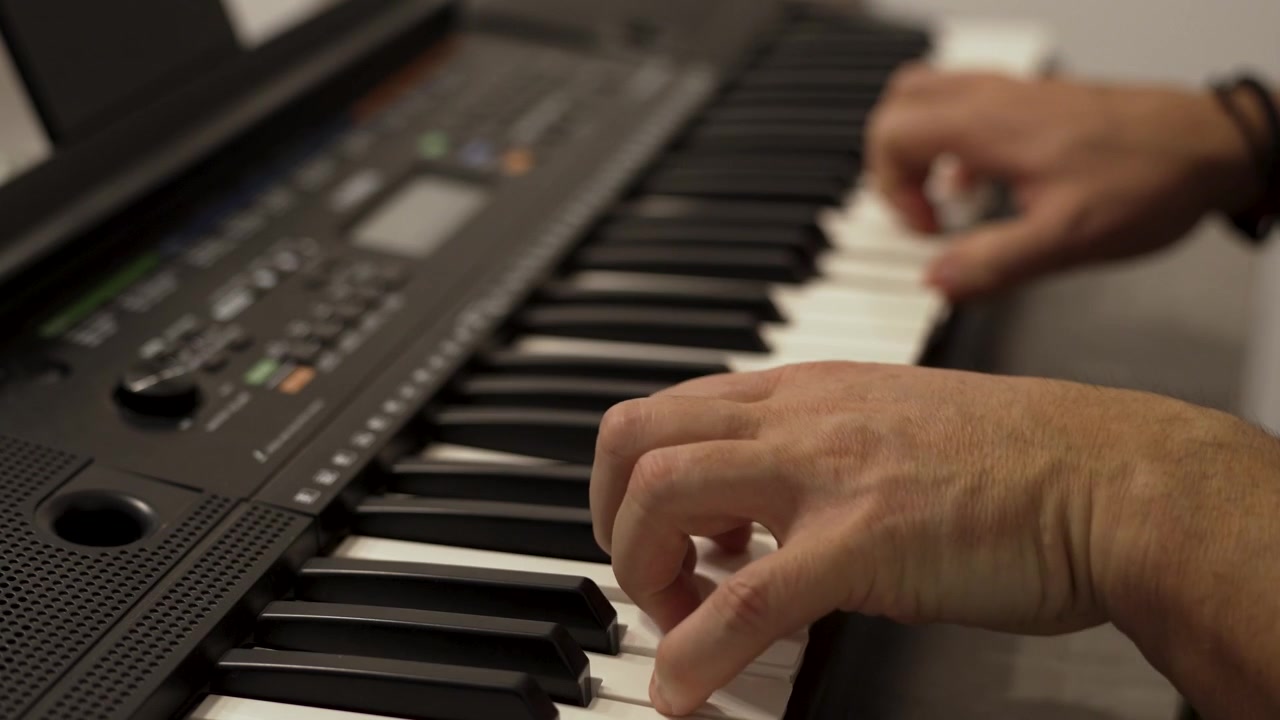 Mãos de Músico: Close-up Tocando Piano Elétrico