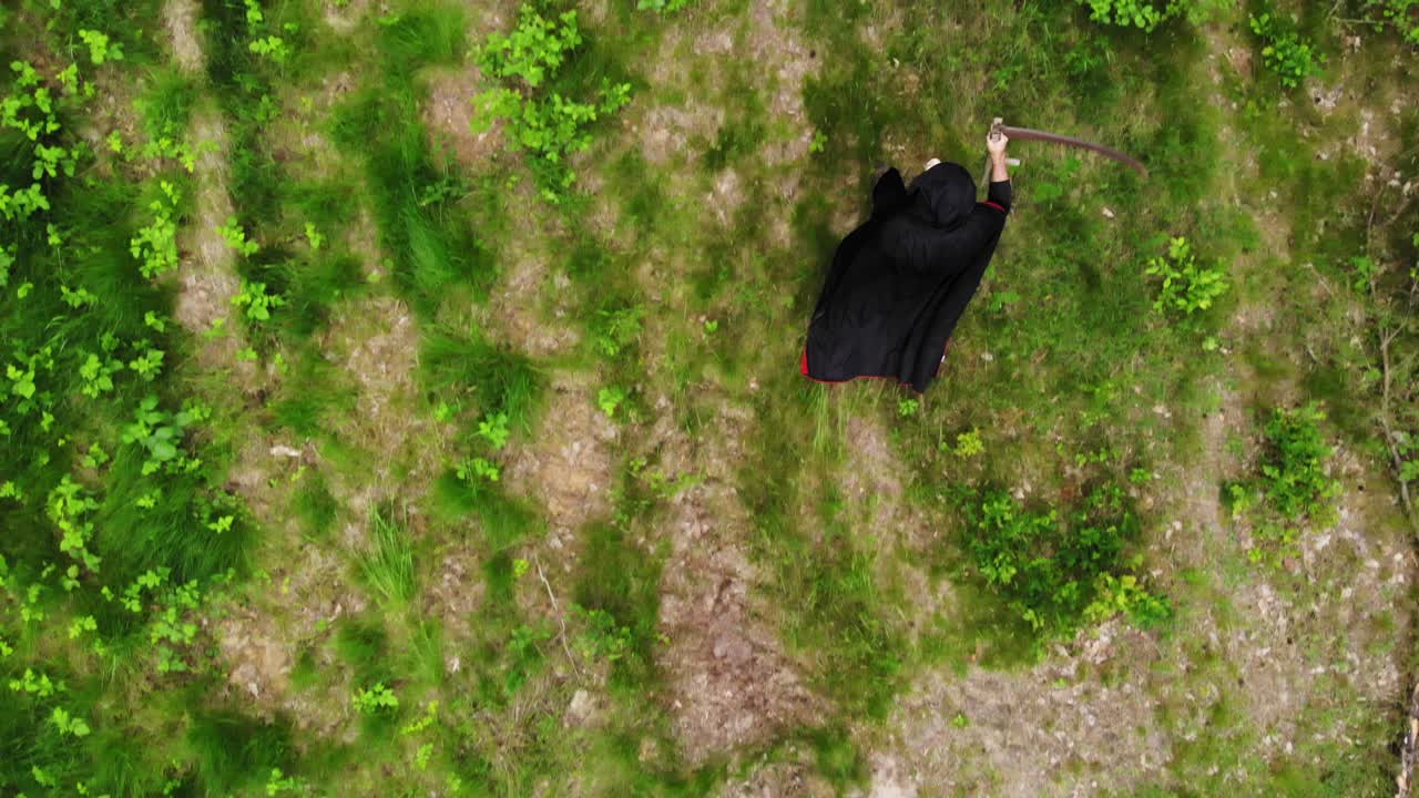 parca con guadaña caminando en el desierto