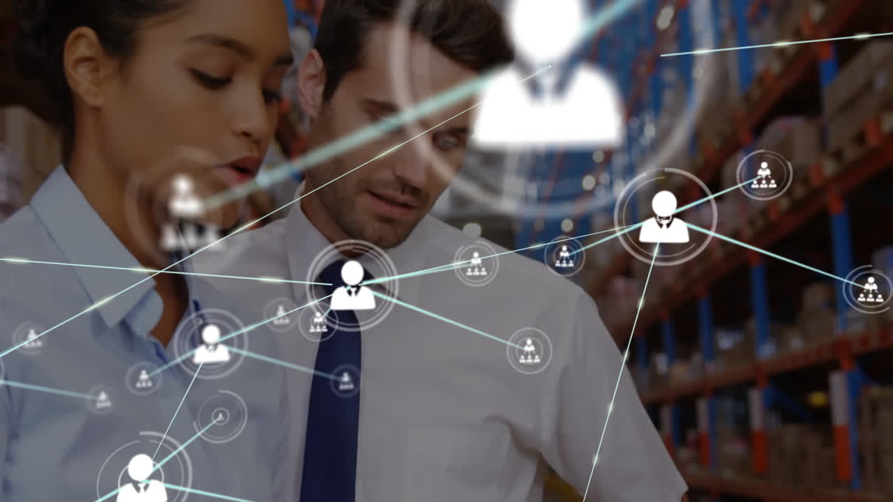 animación de la red de perfiles sobre el supervisor caucásico masculino y femenino discutiendo en el almacén.