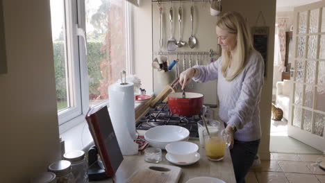 mujer cocinando en la cocina