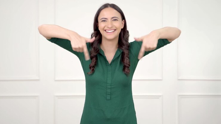 chica india señalando para el espacio de copia