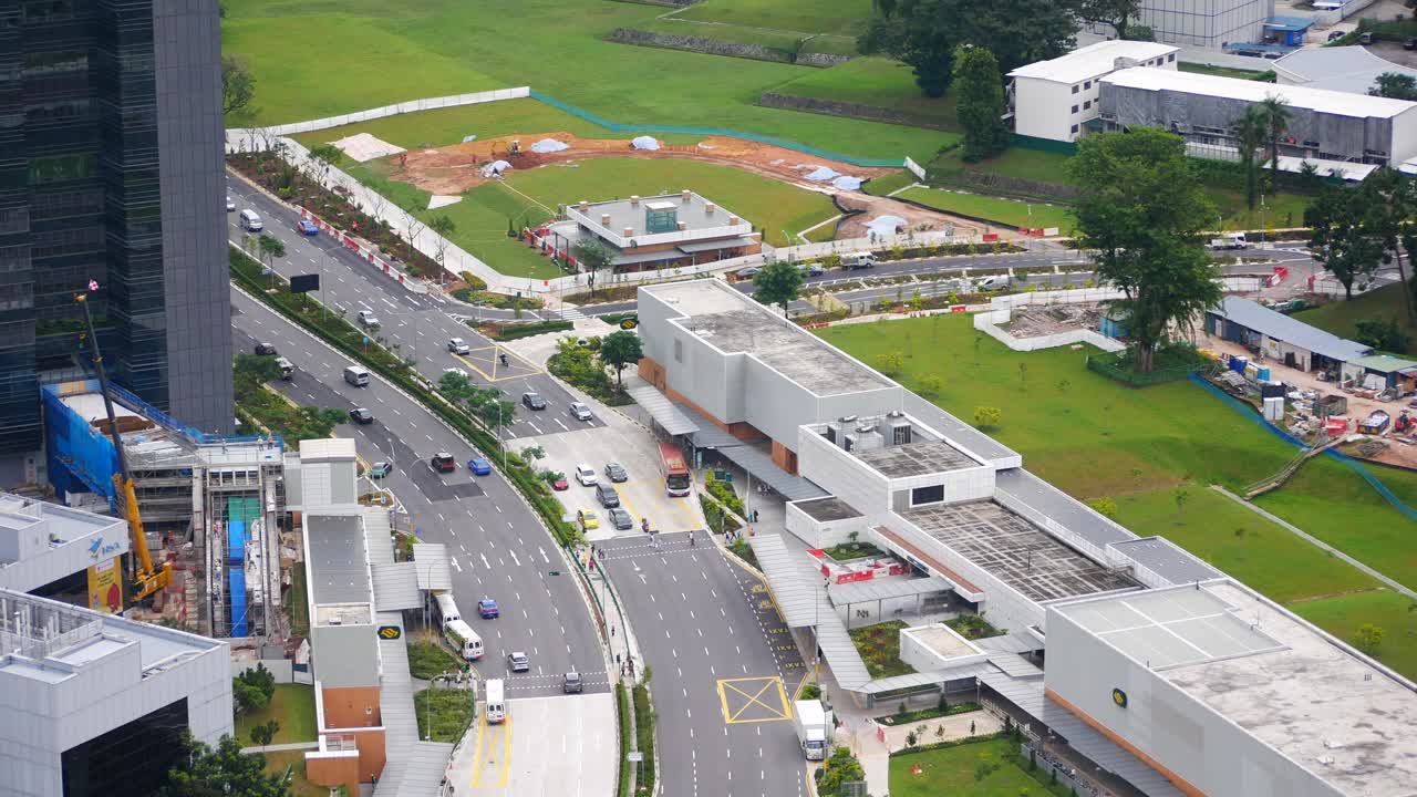 도시 교차로와 건설 및 쇼핑몰의 도시 항공 시각