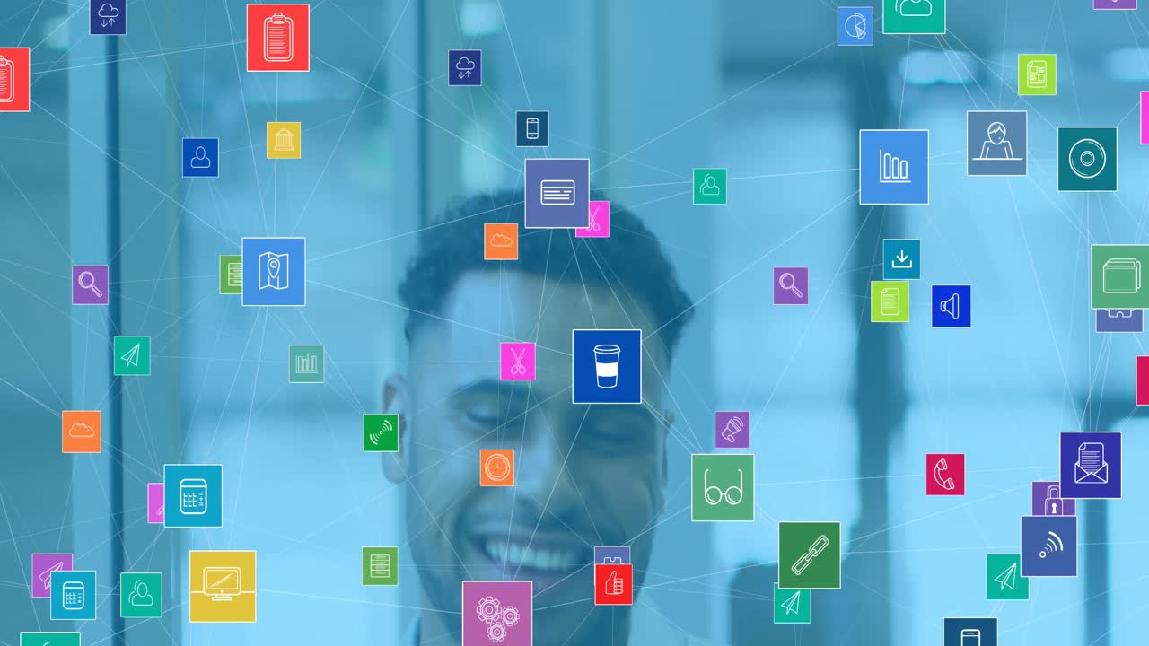 animación de conexiones con iconos tecnológicos sobre un hombre biracial feliz en la oficina