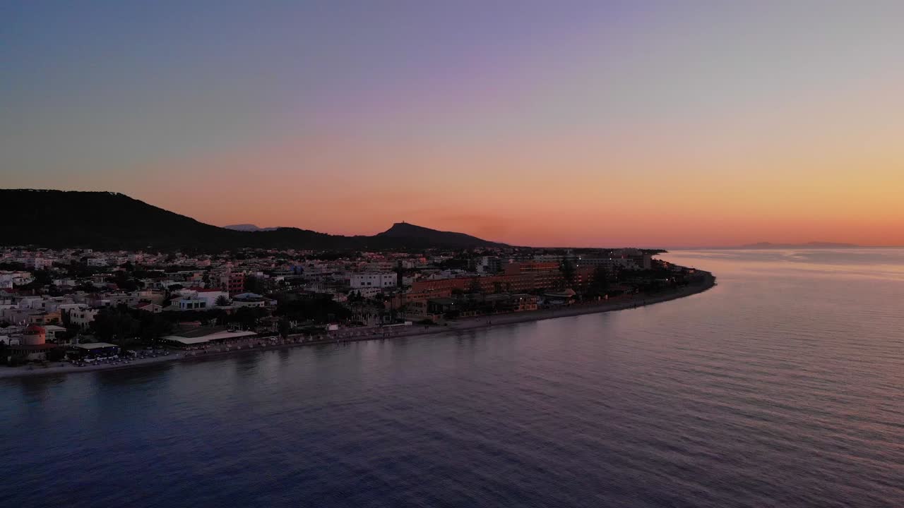 Cenário do pôr do sol na cidade costeira de Ialysos, em Rodes, Grécia - imagem aérea de drone.
