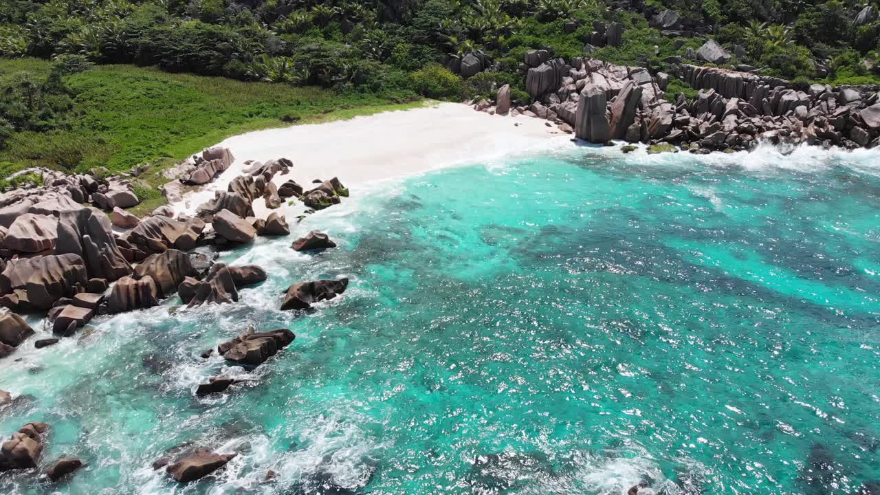 Pemandangan udara Anse Marron dengan formasi bebatuan granit dan kolam alami yang terkenal