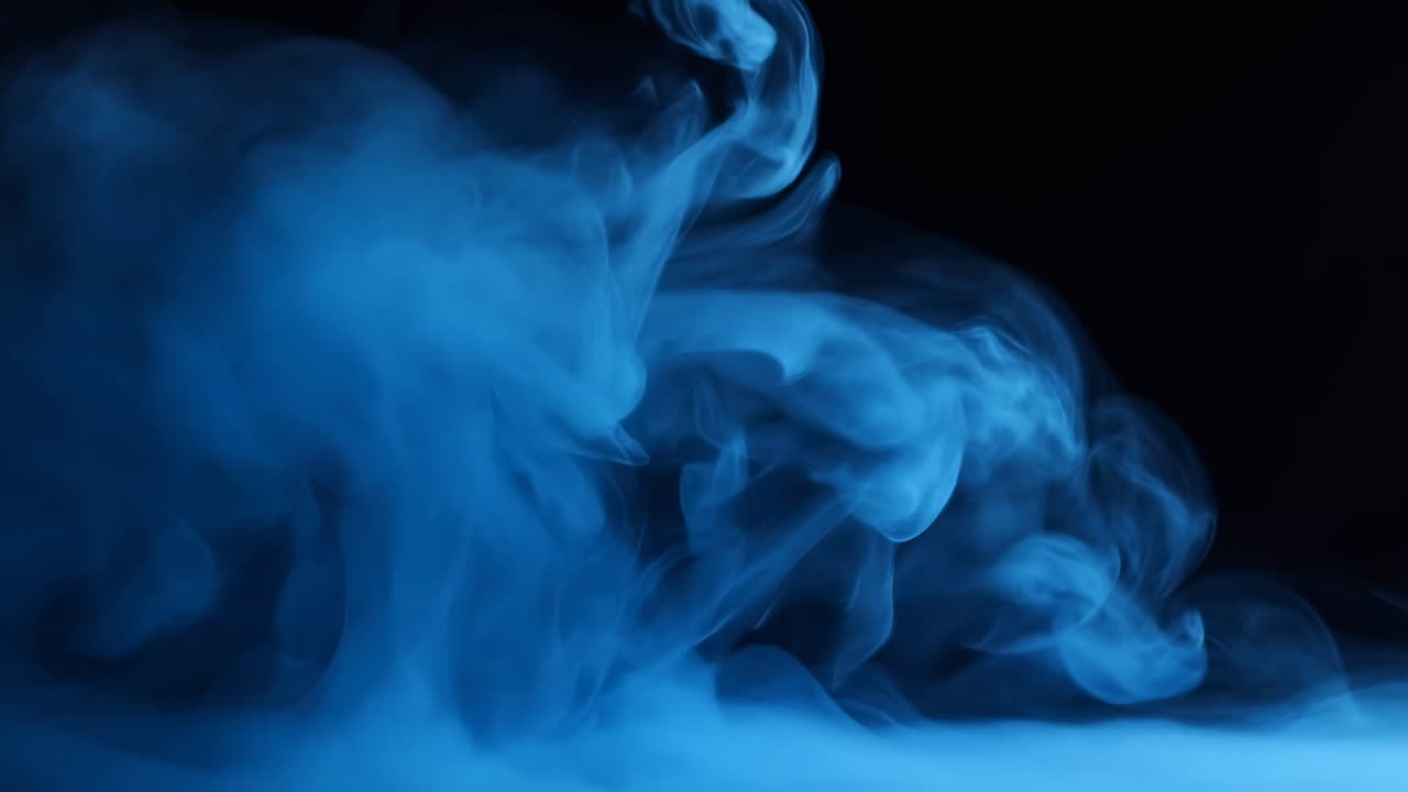 Fumo blu dinamico ascendente e fluente su sfondo nero