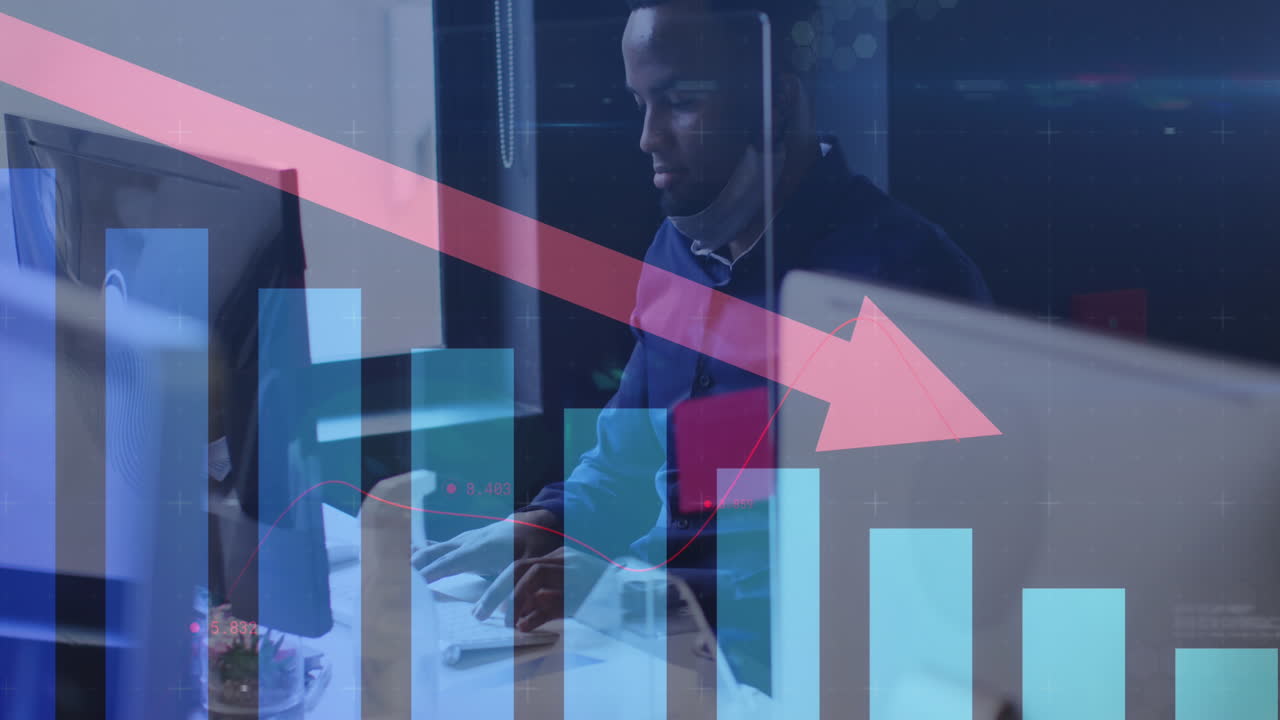 animación del procesamiento de datos financieros sobre un hombre de negocios con máscara facial utilizando una computadora en la oficina