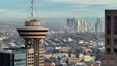 ascensor bajando desde el mirador de vancouver en el centro del puerto al atardecer en el centro de vancouver, columbia británica, canadá