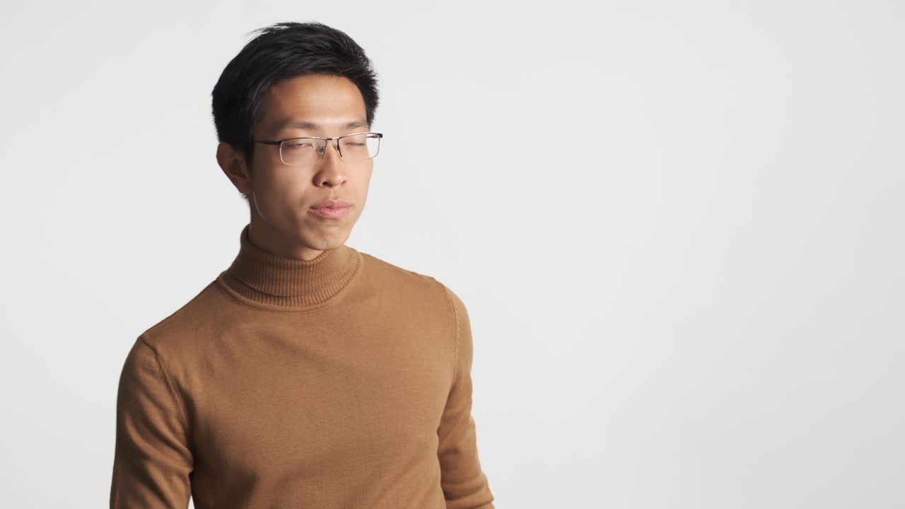 동양인 남자가 눈을 감고 춤을 춘다.