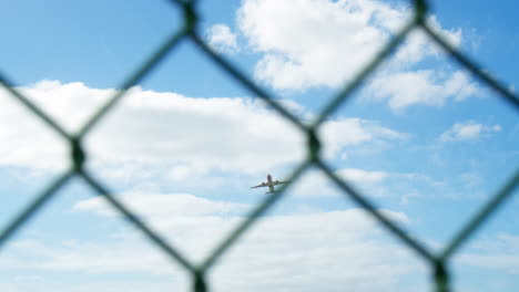 Blick-Auf-Das-Flugzeug-Durch-Das-Netz