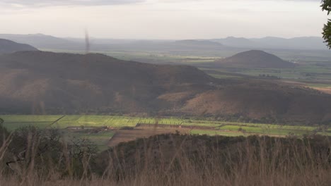 áfrica del sur, paisaje de sabana y montañas en el sol de la tarde