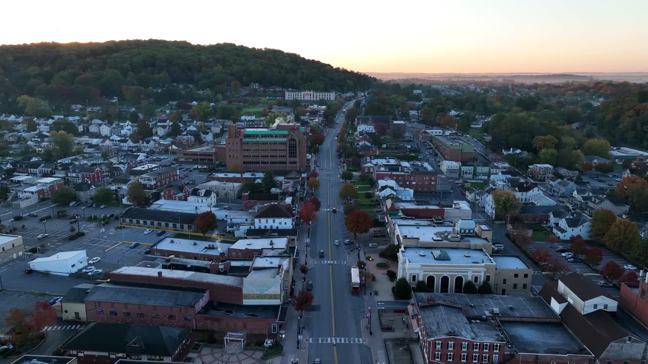 pequeña ciudad de américa durante el amanecer de otoño