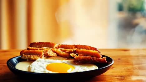 cerca de un huevo frito y tostadas en un plato