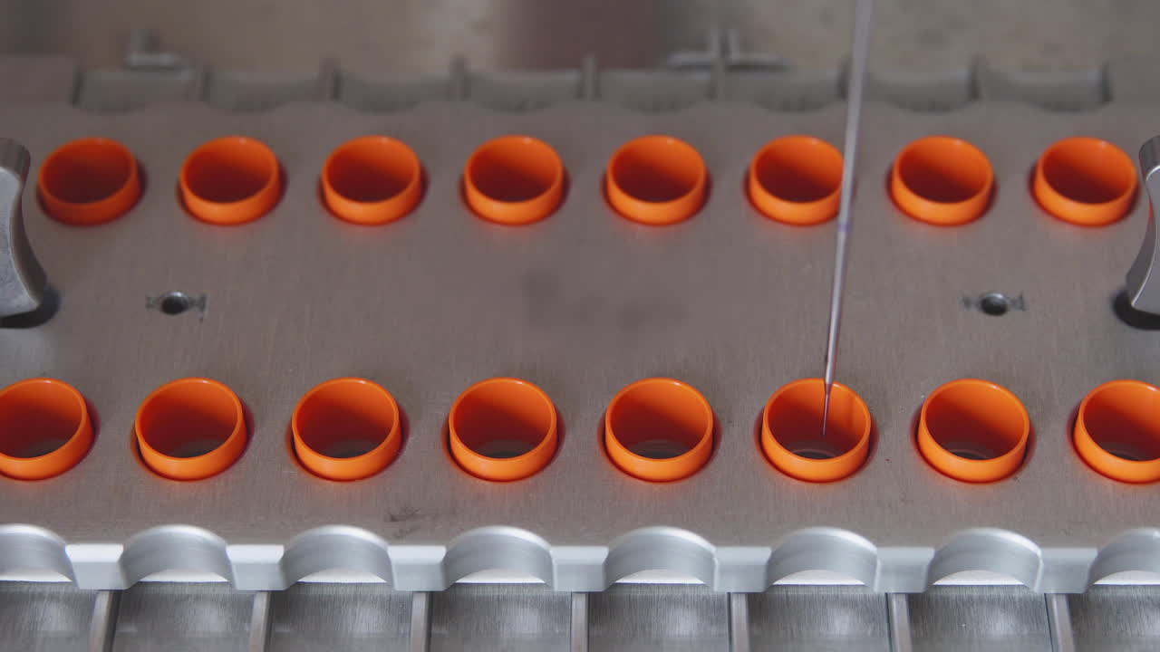 의료 실험실에서 클로즈업 로 ⁇ 은 바늘로 난자를 인공적으로 수정하는 절차를 수행합니다.