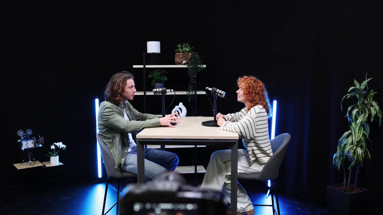 Due persone registrano intervista podcast in studio moderno