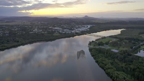 Puente-Talep-Que-Cruza-El-Río-Maroochy-Con-Una-Vista-Lejana-Del-Monte-Coolum,-Queensland,-Australia