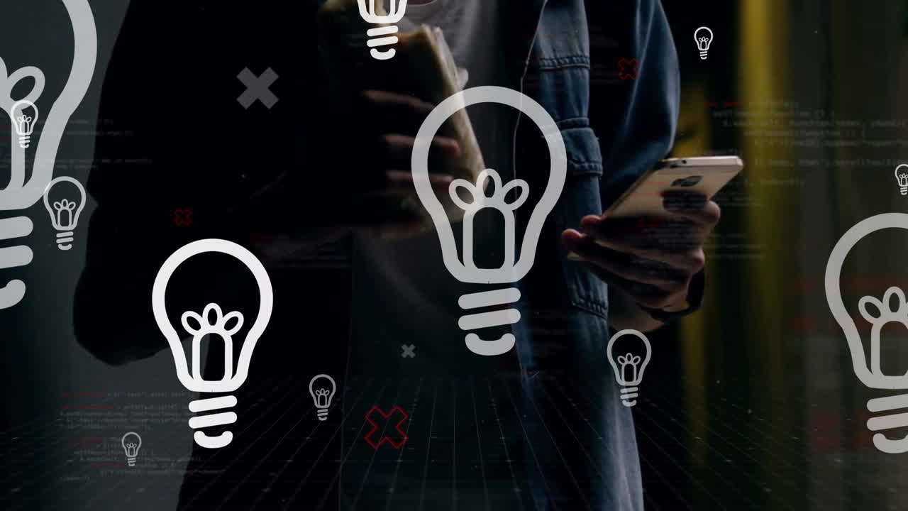 animación de iconos de bombillas sobre mujer caucásica usando un teléfono inteligente