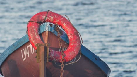 un viejo barco de pesca amarrado a un río