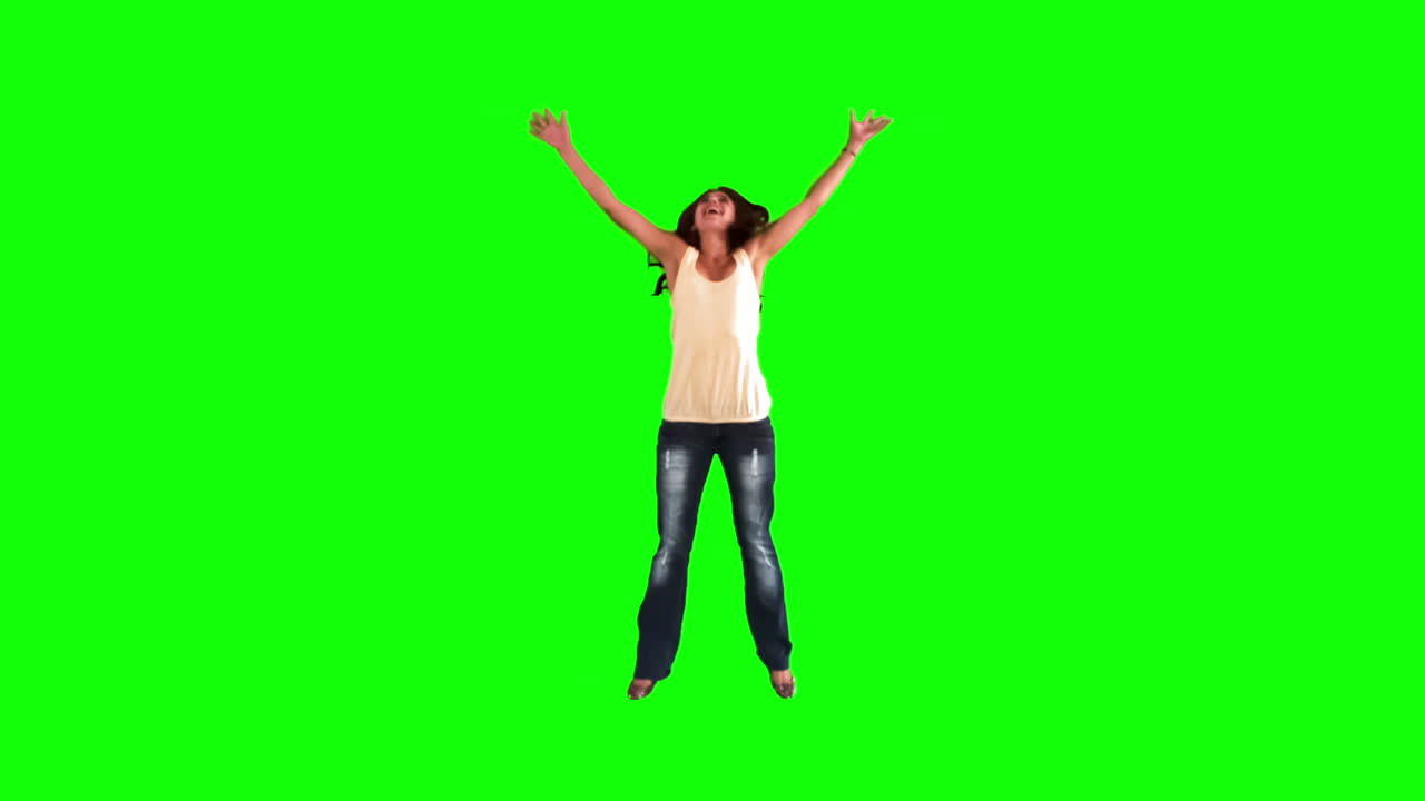 Donna che salta al rallentatore mentre fa un salto a stella