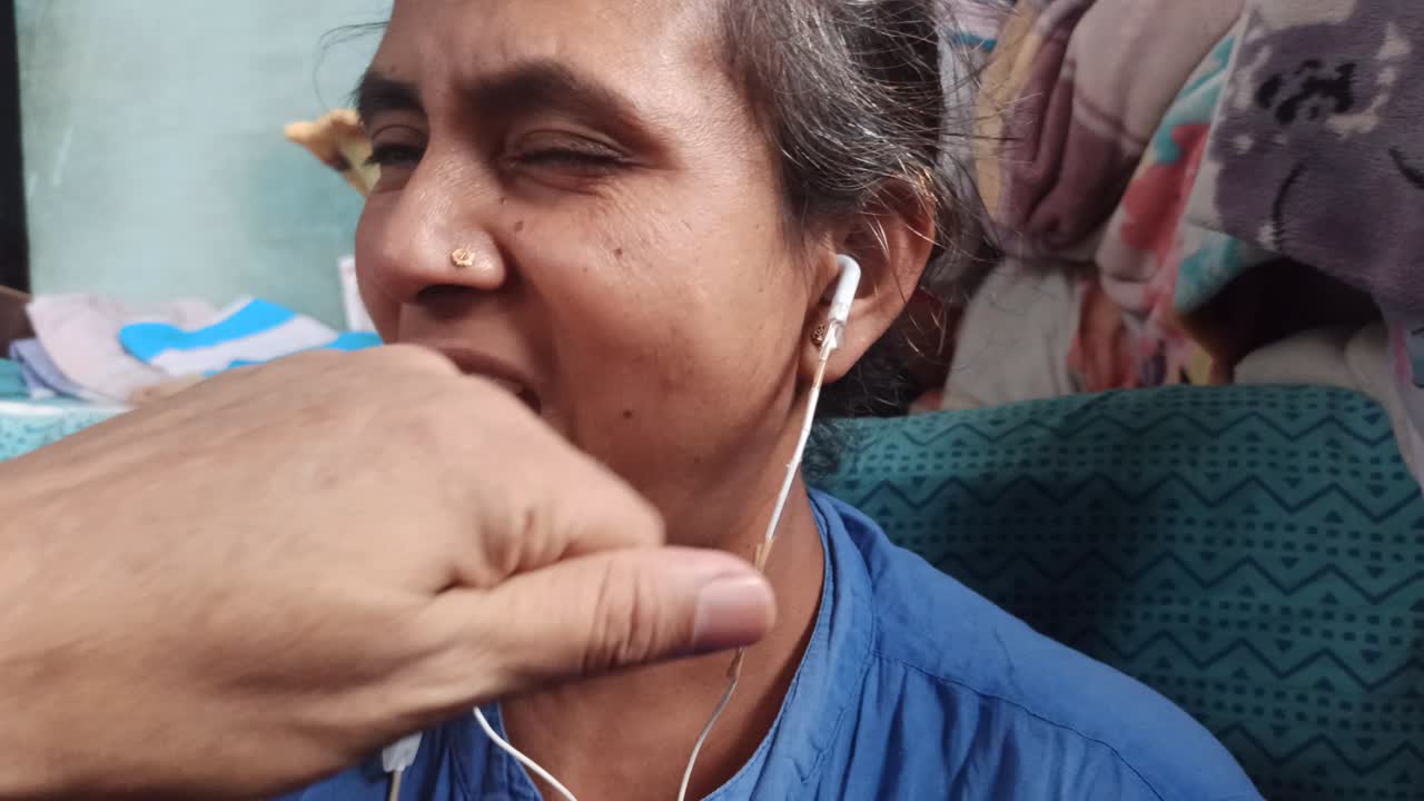 la mujer de la india disfruta de la música