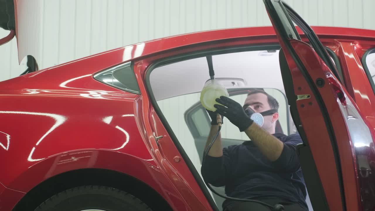 limpieza profesional de automóviles. lavado de sars. detalles interiores. limpieza en seco y detalles del interior de un automóvil. limpeza profunda de asientos. limpeza de espuma en el lavado de automóviles; limpieza del panel del automóvil del polvo. una aspiradora