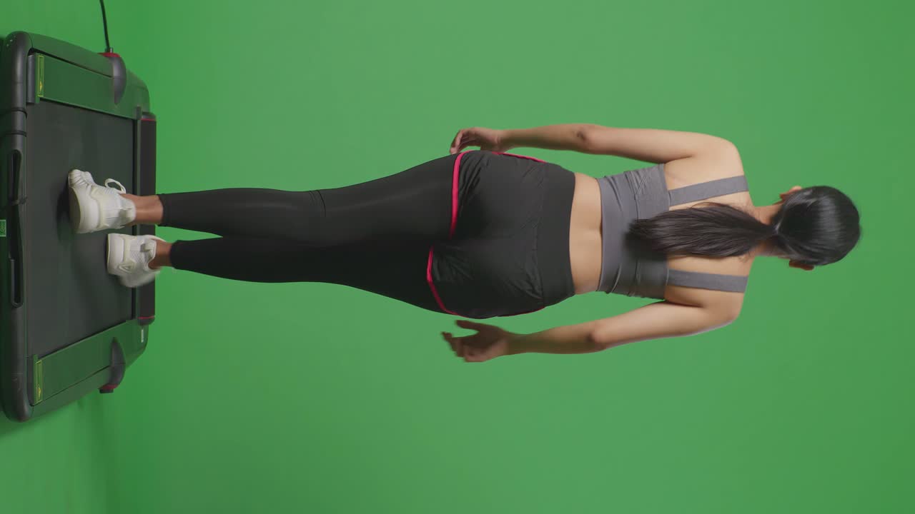 트레드밀 에서 운동 하는 여자