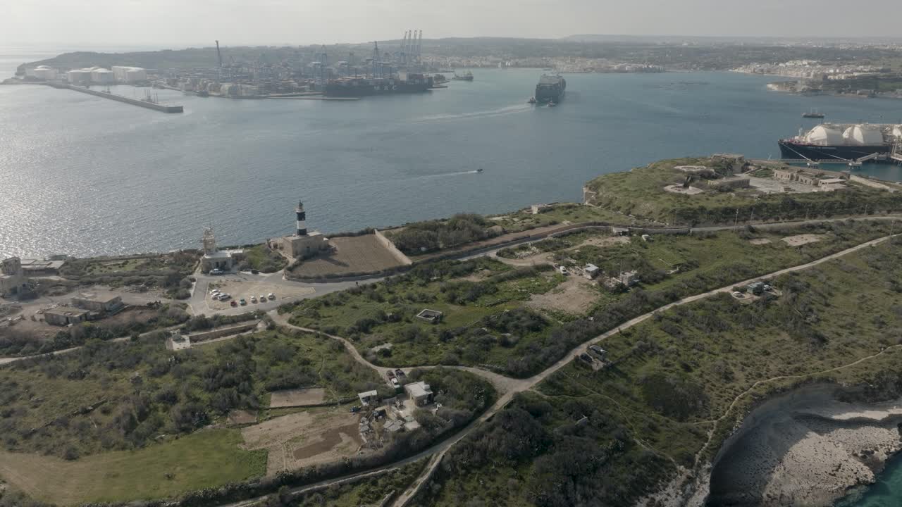 몰타 해안 을 향해 기울어져 있는 공중 촬영 으로 항구 의 풍경 이 드러난다