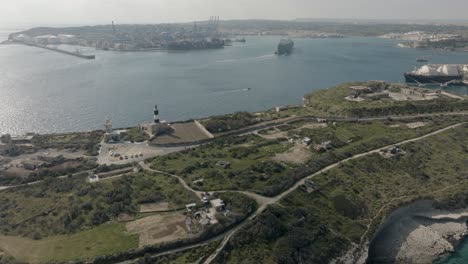 Toma-Aérea-Inclinada-Hacia-La-Costa-De-Malta-Que-Revela-Vistas-Del-Puerto