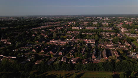 Schöne-Antenne-Der-Kleinen-Holländischen-Stadt-Auf-Dem-Land